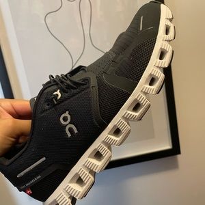 On Clouds black/white